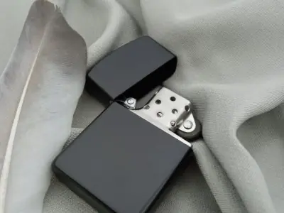 Чорна матова запальничка