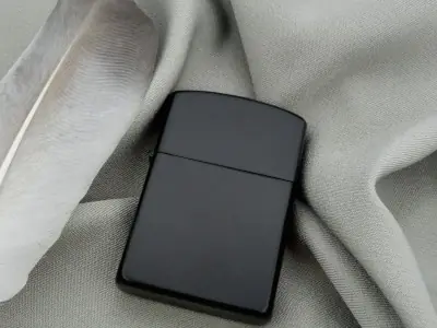 Чорна матова запальничка