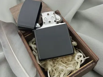 Чорна матова запальничка