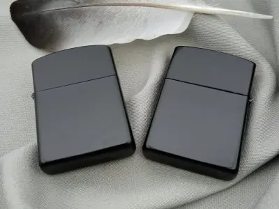 Чорна матова запальничка