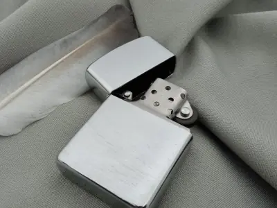 Срібляста рельєфна запальничка