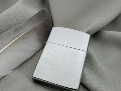 Срібляста рельєфна запальничка