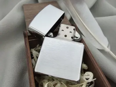 Срібляста рельєфна запальничка