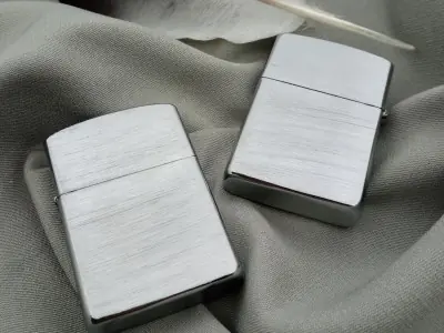 Срібляста рельєфна запальничка