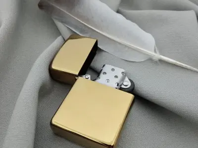 Золота глянсова запальничка