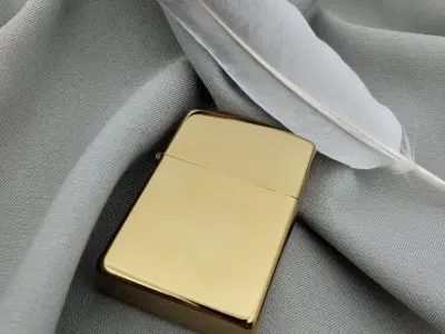 Золота глянсова запальничка